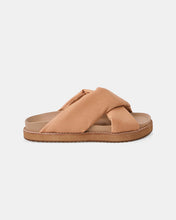 Load image into Gallery viewer, Flossy Leather Slide Camel
