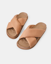 Load image into Gallery viewer, Flossy Leather Slide Camel
